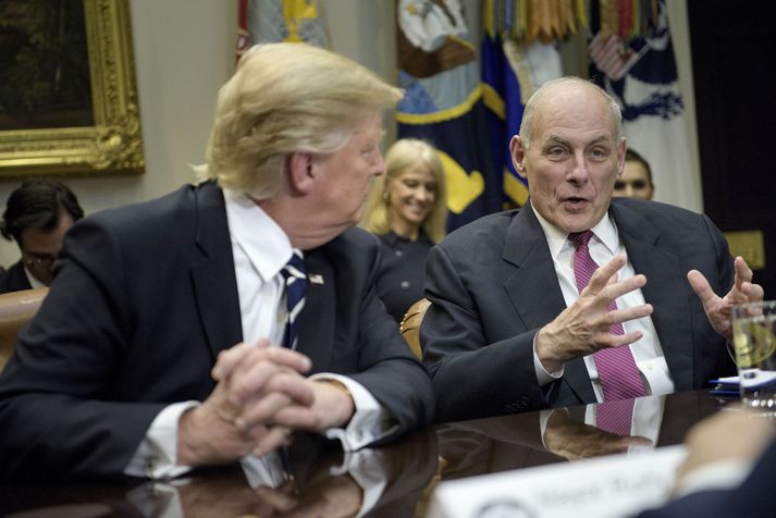 Donald Trump Bandaríkjaforseti ásamt John Kelly heimavarnaráðherra, en ráðuneyti hans hefur sent frá sér tvö minnisblöð um óskráða innflytjendur og brottrekstur þeirra úr landi. Brottvísunum hefur verið forgangsraðað.