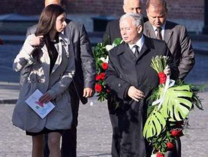 Við gröf bróður síns Jaroslaw Kaczynski ásamt frænku sinni.
nordicphotos/AFP