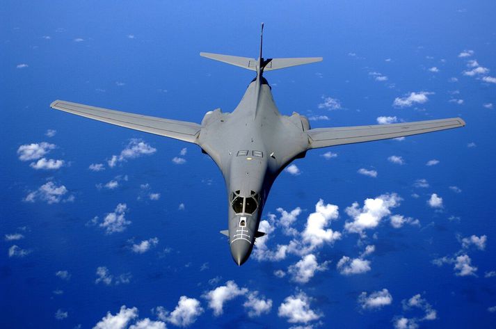 B-1B Lancer sprengjuflugvél á flugi yfir Kyrrhafinu.