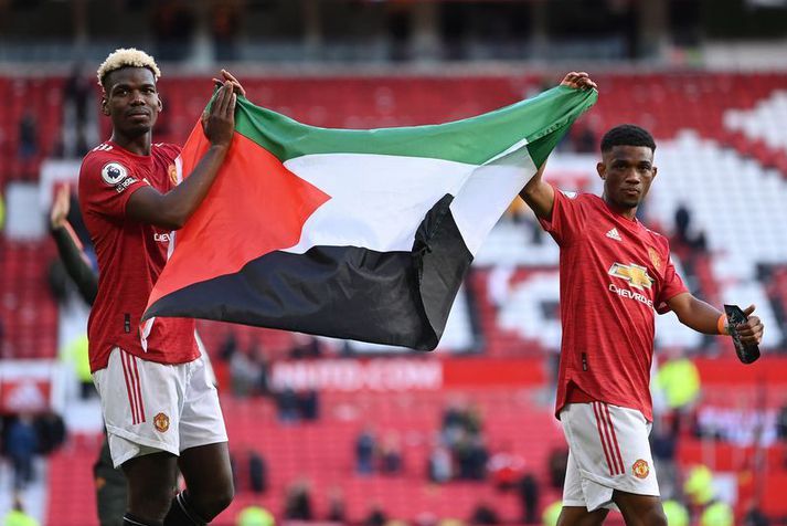 Paul Pogba og Paul Pogba og Amad Diallo með palestínska fánann eftir leikinn í gærkvöldi.