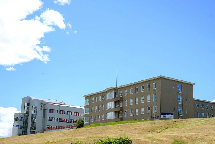 Sjúkrahúsið á Akureyri hefur takmarkað heimsóknir í kóróuveirufaraldrinum eins og aðrar heilbrigðisstofnanir. Slakað verður á reglum um heimsóknir á mánudaginn.