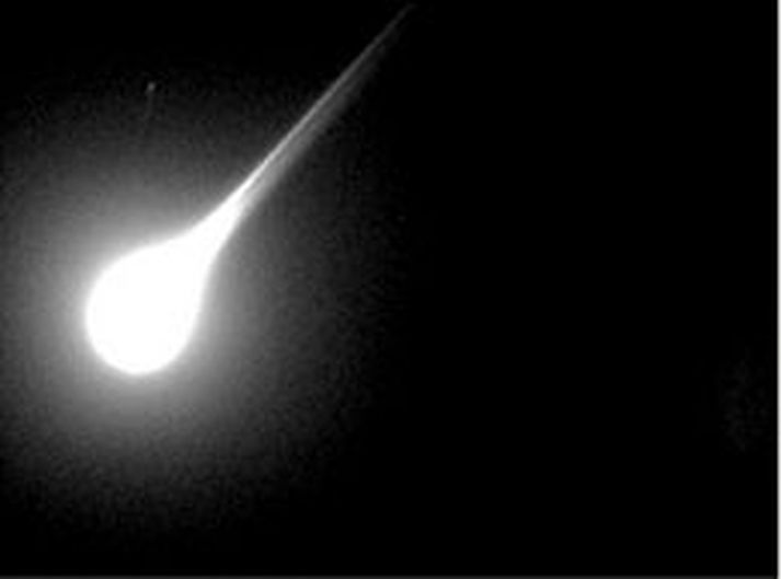 Loftsteinn að hrapa til jörðu.