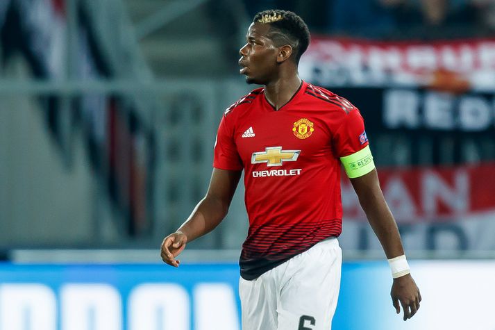 Paul Pogba með fyrirliðaband Manchester United.