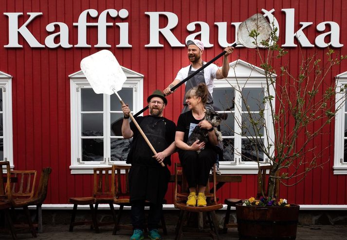 Gústi bakari fyrir utan Kaffi Rauðku ásamt samstarfsfélögum sínum, Helga Svavari og Steffí. 