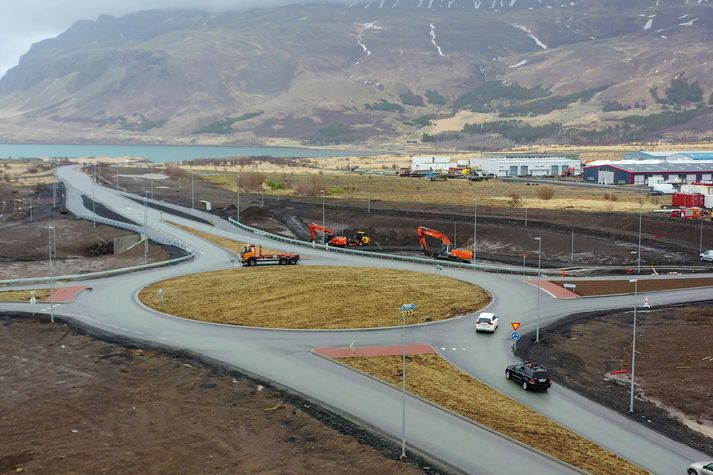 Reykurinn berst frá húsi á iðnaðarsvæðinu á Esjumelum, sem er á hægri hönd við nýja hringtorgið á Vesturlandsvegi, þegar ekið er í  norð-vestur frá Reykjavík.