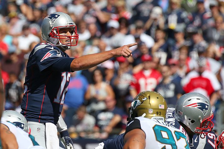 Brady gefur hér skipanir gegn Jacksonville Jaguars um helgina.