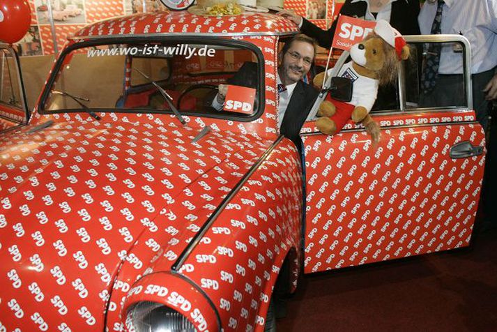Tekur við stýrinu. Matthias Platzeck sest undir stýri á rækilega merktum Trabant á flokksþingi SPD í Karlsruhe.