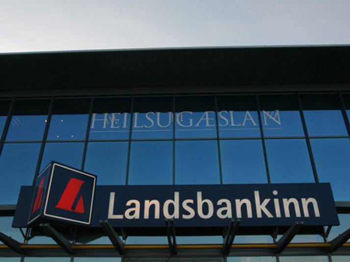 Engin stór áhættuskuldbinding Landsbankans er umfram 25% af eiginfjárgrunni bankans.