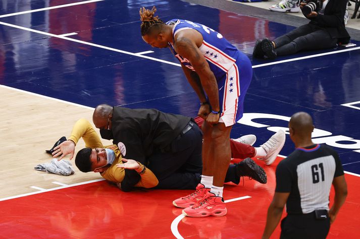 Dwight Howard, miðherji Philadelphia 76ers, horfir á áhorfandann sem gerði sér ferð inn á völlinn í leiknum gegn Washington Wizards í Capitol One höllinni í nótt.