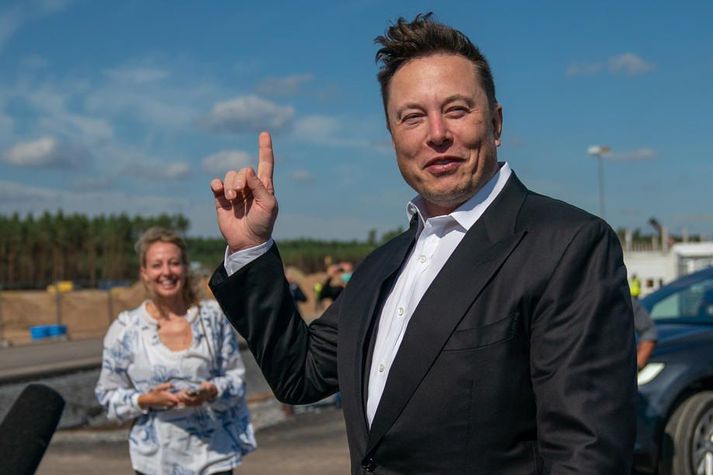 Elon Musk er ríkasti maður heims og í gær samþykkti stjórn Twitter að taka tilboði hans í miðilinn upp á 44 milljarða Bandaríkjadala. Það er um 20 prósent af heildarvirði Musk. Og viðbrögðin við kaupunum hafa ekki látið á sér standa.  