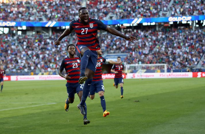 Jozy Altidore fagnar marki með bandaríska landsliðinu.