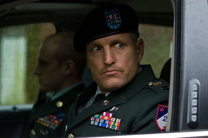 Woody Harrelson er traustur í hlutverki sínu sem kaldur og tilfinningakrepptur óvirkur alki í The Messenger.