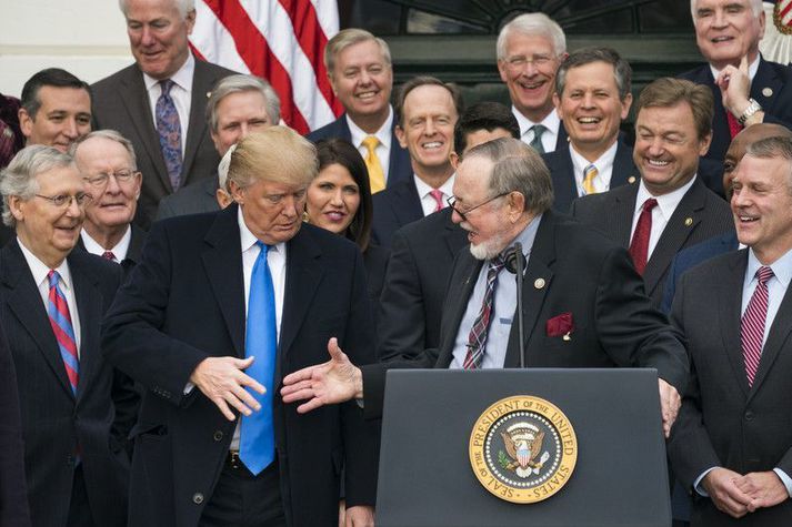 Trump forseti tekur í hönd Don Young, öldungadeildarþingmanns frá Alaska, til að fagna því að þeir opnuðu friðland í Alaska fyrir olíu- og gasvinnslu árið 2017.