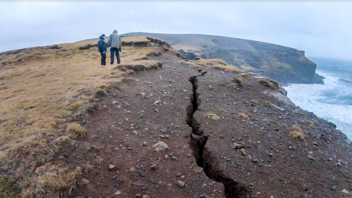 Á brún Krýsuvíkurbjargs í dag. Þessi sprunga er aðeins nokkra tugi metra frá bílastæðinu við bjargið.