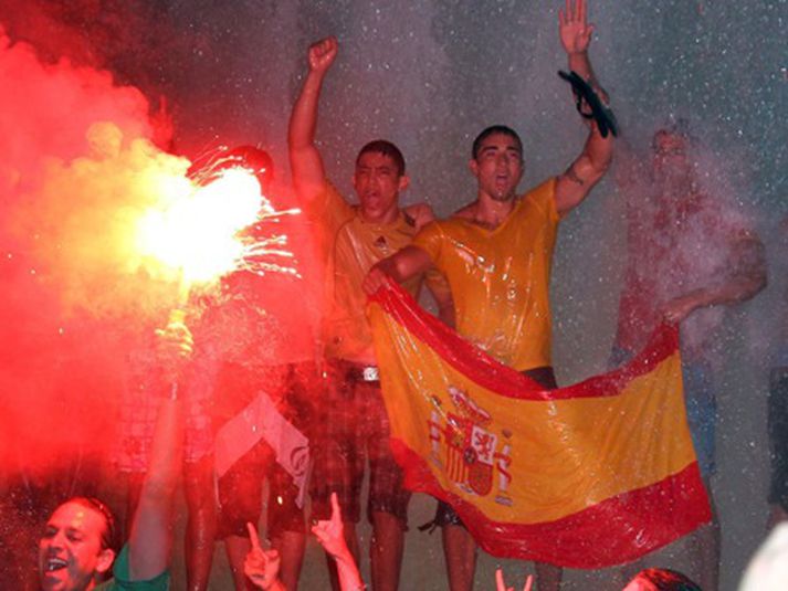 Gríðarleg fagnaðarlæti voru í Madridar-borg í nótt. Fagnaðarlætin munu svo halda áfram í kvöld þegar að hetjurnar munu keyra um borgina í rútu.