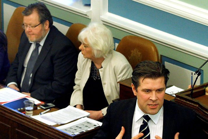 Alþingi Íslendinga veitti í dag fjórtán manns íslenskan ríkisborgararétt.