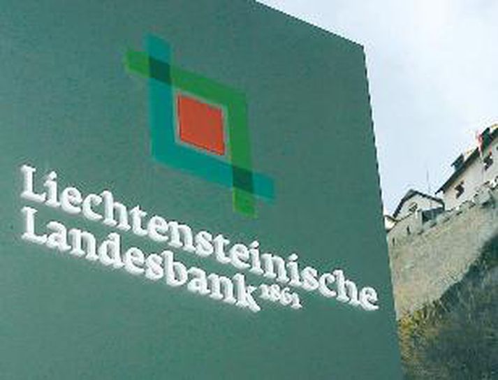 Banki í Vaduz með Liechtenstein-kastala í baksýn.