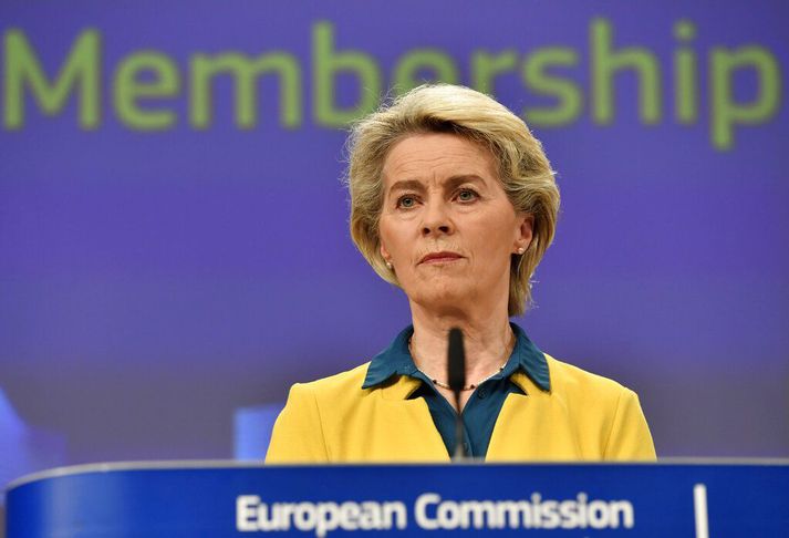 Ursula von der Leyen forseti framkvæmdastjórnar ESB kynnti ákvörðun hennar um aðildarumsókn Úkraínu í morgun. Ursula var klædd í bláa skyrtu og gulan jakka, sem eru fánalitir Úkraínu.