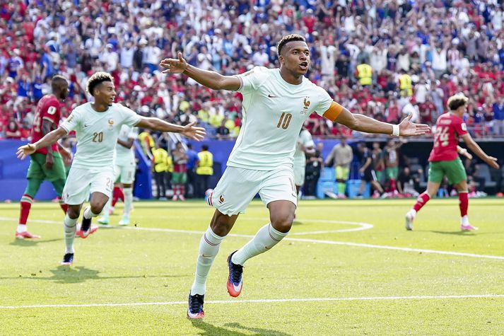 Kylian Mbappé fagnar markinu mikilvæga sem braut loks ísinn eftir klukkutíma af yfirburðum Frakka.