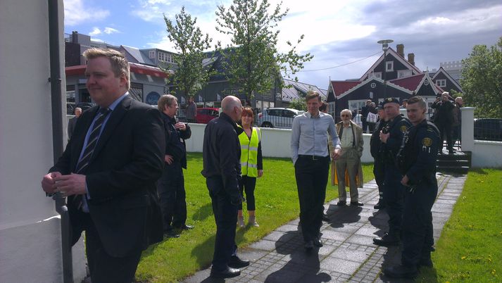 Sigmundur Davíð Gunnlaugsson forsætisráðherra með starfsmönnum sínum og meðlimum sérsveitarinnar.