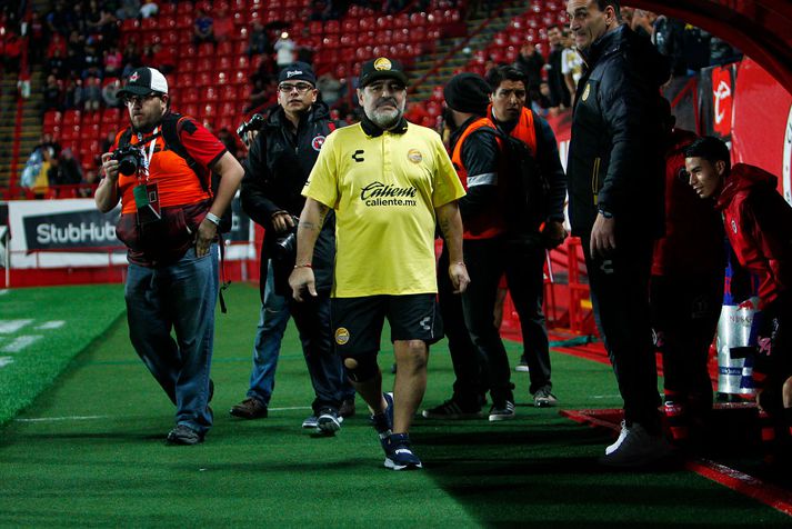 Maradona gengur um með spelku á öðru hnénu.