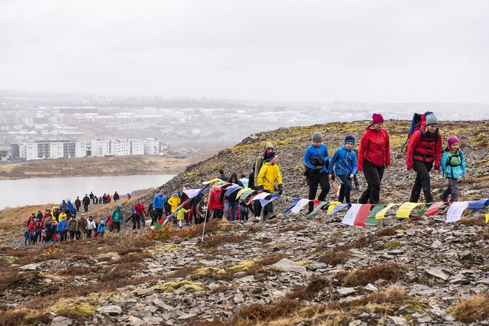 Leiðin upp á topp Úlfarsfells verður mörkuð nepölskum bænaflöggum.