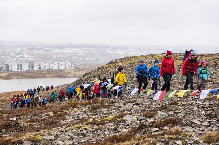 Leiðin upp á topp Úlfarsfells verður mörkuð nepölskum bænaflöggum.