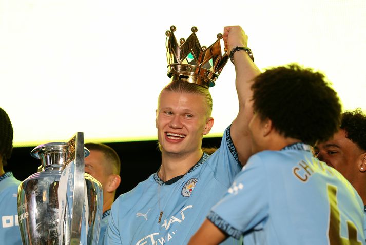 Erling Haaland fagnar sigri Manchester City í ensku úrvalseildinni. Hann hefur unnið hana og orðið líka markakóngur á tveimur fyrstu tímabilum sínum í deildinni.