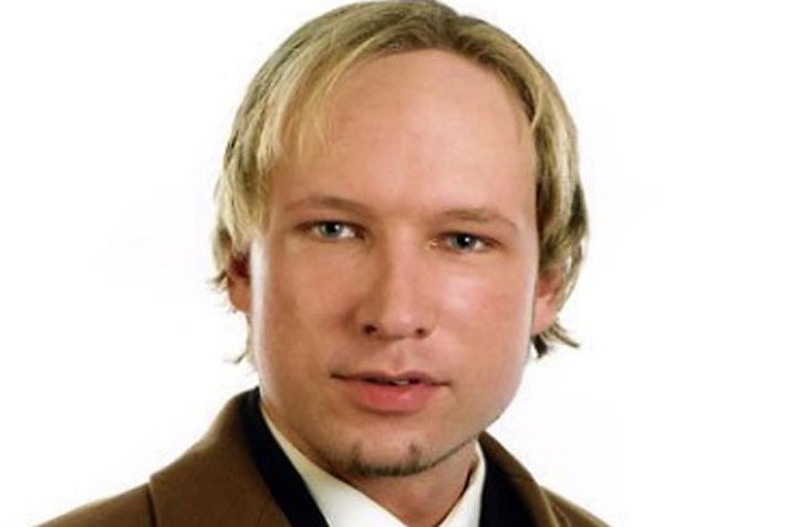 Breivik dreifði myndum af sjálfum sér þar sem hann er búinn að hafa sig sérstaklega til.