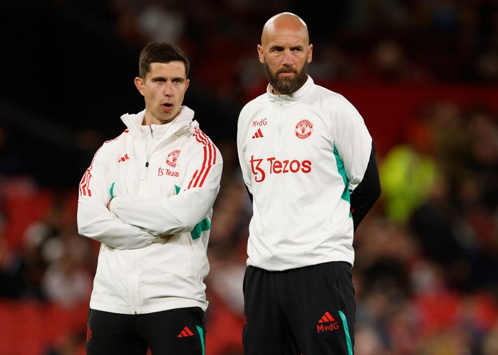 Eric Ramsay og Mitchell Van der Gaag sjást hér á hliðarlínunni hjá Manchester United í starfi sínu sem aðstoðarþjálfarar.