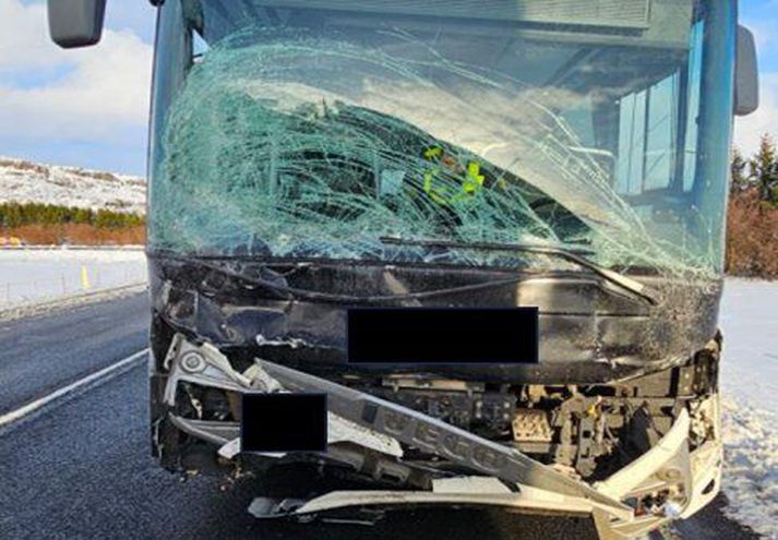 Rútan var illa farin sem lýsir hversu harður áreksturinn var.