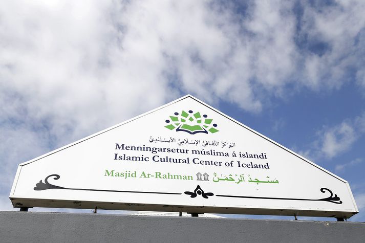 Menningarsetur múslíma á Íslandi fordæmir hryðjuverkaárásirnar í París um helgina og segir þær á engan hátt tengjast „guðlegum eða mennskum lögum.“