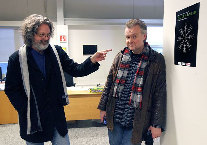 Árni Þórarinsson er ákaflega ánægður með Hjálmar Hjálmarsson í hlutverki Einars blaðamanns en tökur á Tíma nornarinnar standa núna yfir.Fréttablaðið/Vilhelm