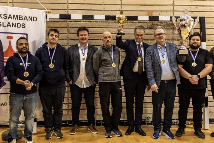 Taflfélag Vestmannaeyja með Íslandsbikarinn í dag.