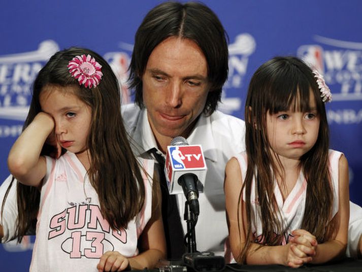 Steve Nash og tvíburadætur hans Bella og Lola.
