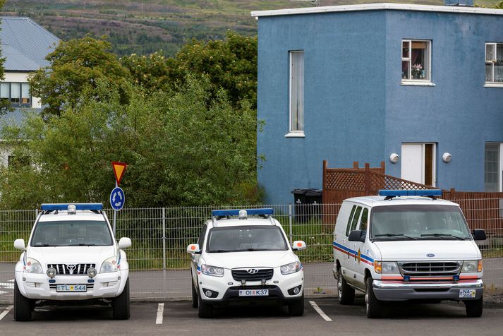 Karlmennirnir fimm hafa endurtekið komist í kast við lögin norðan heiða. Fjórir virðast hafa tekið til í sínum málum. Þá voru tveir karlmenn sýknaðir af aðild að einstaka ofbeldismálum.