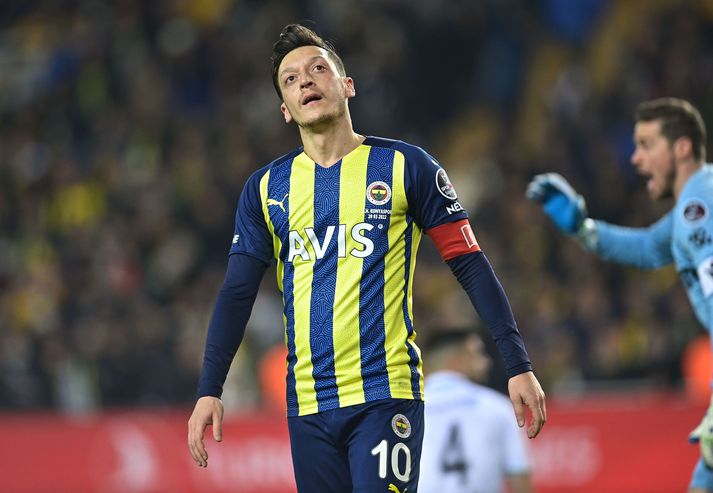 Mesut Özil spilar ekki fyrir Fenerbahce á næstunni.