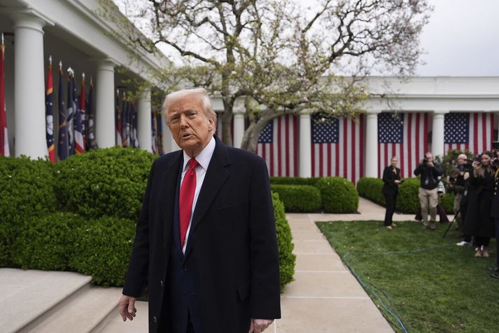 Donald Trump í garði Hvíta hússins í gær.