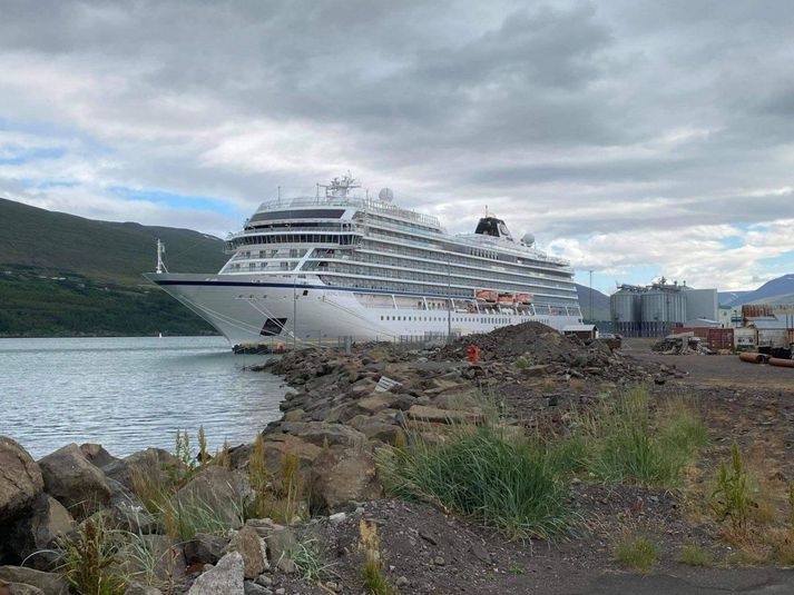 Skemmtiferðaskipið Viking Jupiter við höfn á Akureyri í dag.