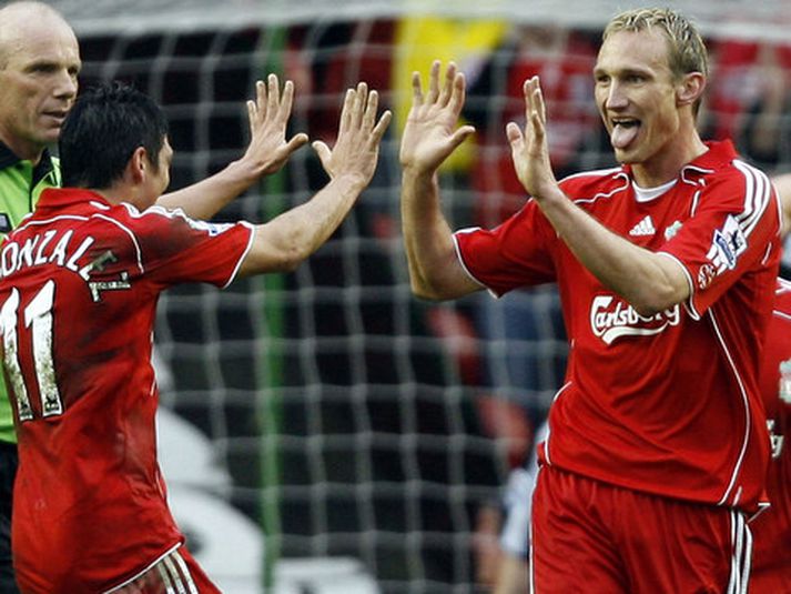 Sami Hyypia fagnar hér einu marka sinna með Liverpool.