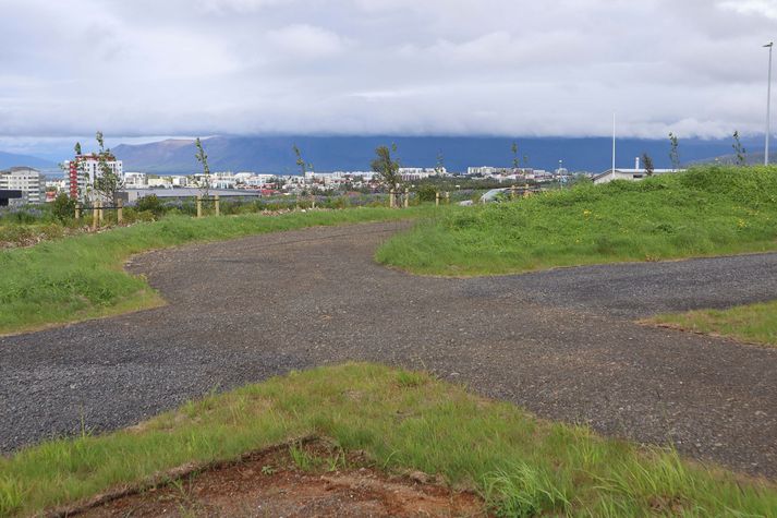 Reiðhjólafólki í Kópavogi er gersamlega ofboðið. Það hefur aldrei séð eins marflata og óspennandi fjallahjólabraut og þessa.