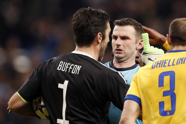 Gianluigi Buffon segir Michael Oliver sína skoðun.