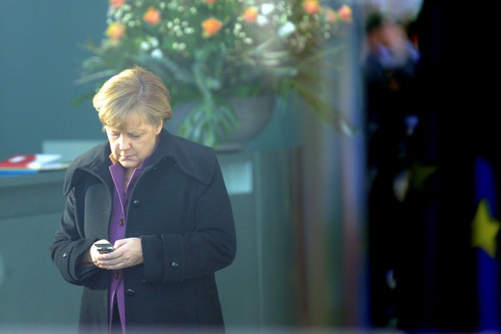 Angela Merkel í símanum.