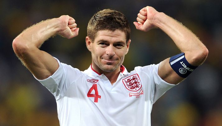 Steven Gerrard fagnar í kvöld.