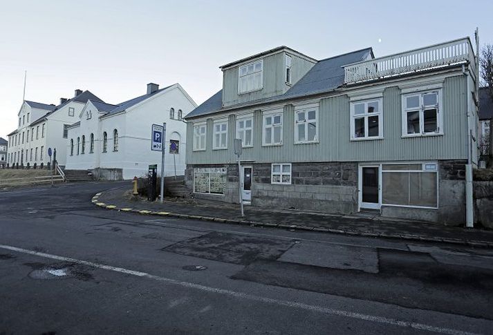 Ýmis starfsemi hefur verið rekin á Bókhlöðustíg 2, svo sem frímerkjabúð, þvottahús, tannlæknastofa, blikksmiðja og sjoppa. Nágrannar virðast ekki spenntir fyrir opnun veitingastaðar. Fréttablaðið/Valli