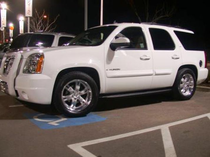 Mennirnir voru á svona bifreið. Hún var þó svört á litinn. Þess má geta að myndin tengist ekki fréttinni beint.