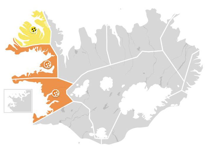 Ferðamenn urðu innlyksa í gær á vegi við Langavatn vegna mikilla vatnavaxta en vegurinn fór hreinlega í sundur. Senda þurfti þyrlu landhelgisgæslunnar eftir fólkinu. Veðurfræðingur biðlar til almennings að fylgjast vel með veðurfréttum.