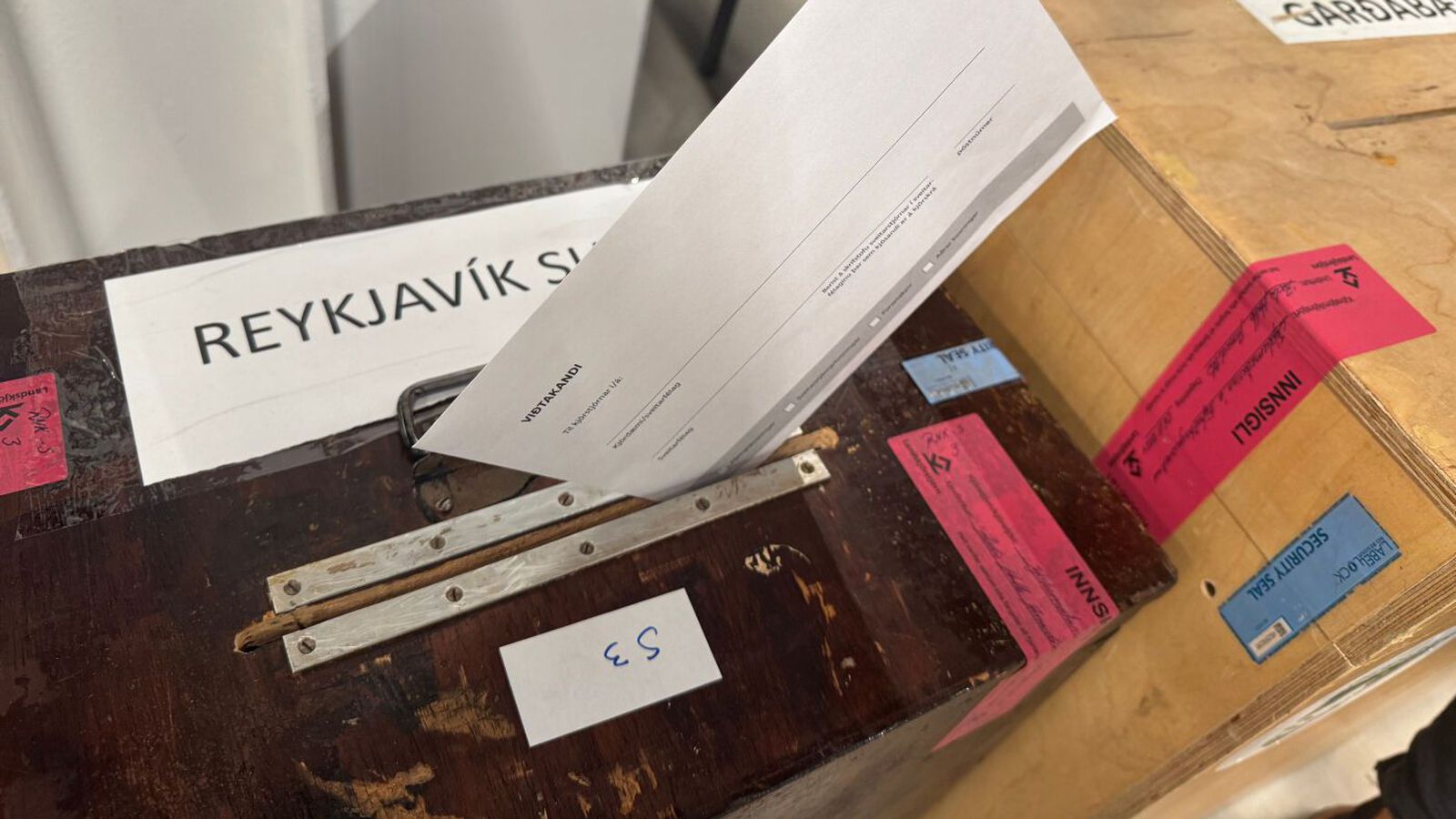 Gríðar­leg fjölgun utankjörfundaratkvæða geti haft á­hrif á kosninga­nótt