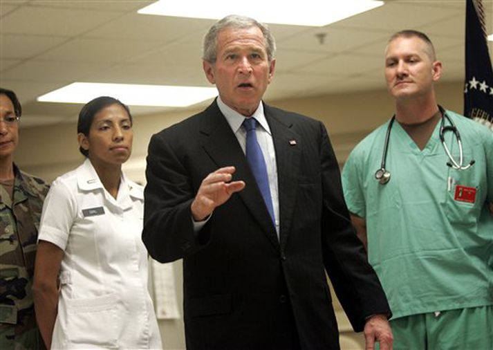 George Bush Bandaríkjaforseti á Brooke-hersjúkrahúsinu í gær.