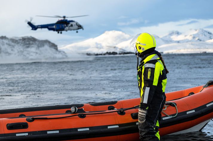 Björgunaraðilar munu freista þess að ná líkum og vél upp um leið og veður leyfir.